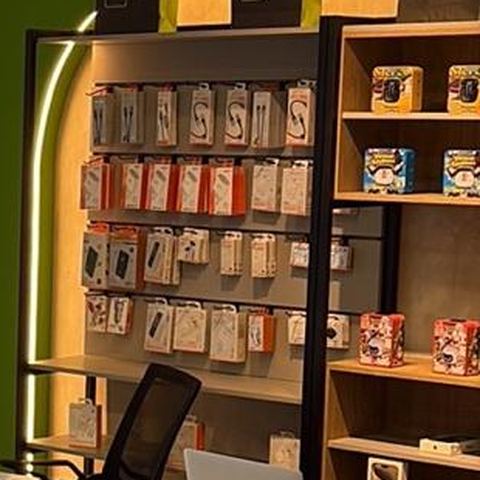 Expositor com carregadores e cabos em embalagens